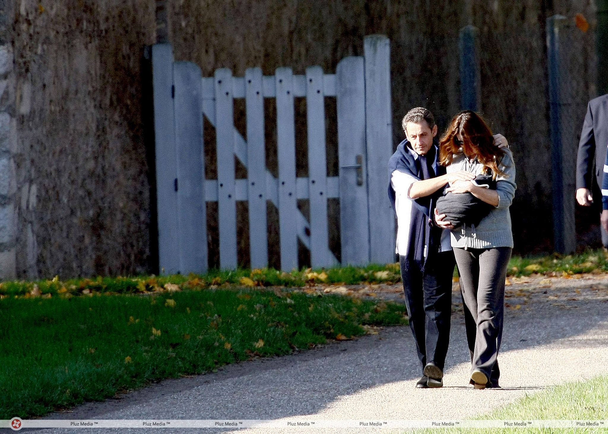 Nicolas Sarkozy and wife Carla Bruni taking a stroll with Giulia | Picture 113969